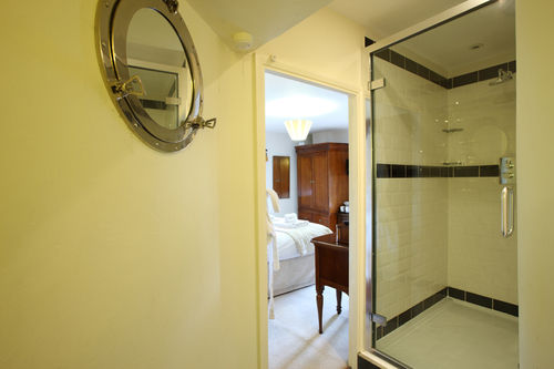 膳宿费 Bath Lodge Castle