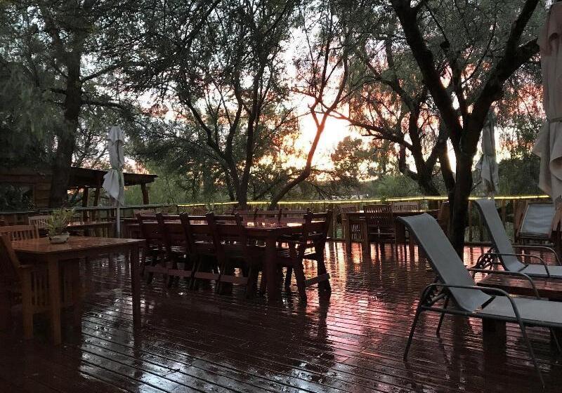 צימר Riverside Guest Lodge