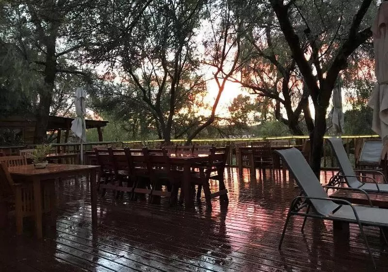 مبيت وإفطار Riverside Guest Lodge