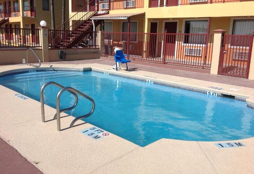 מוטל Deluxe Inn Airport