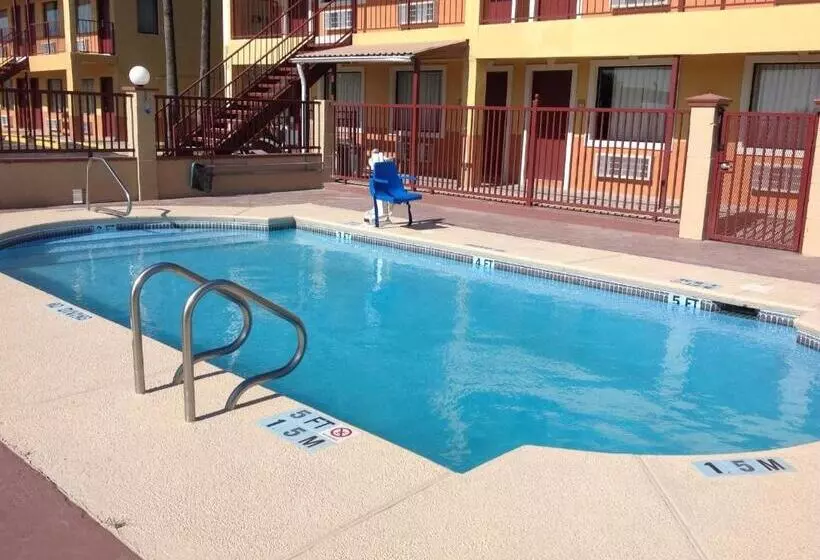 汽车旅馆 Deluxe Inn Airport