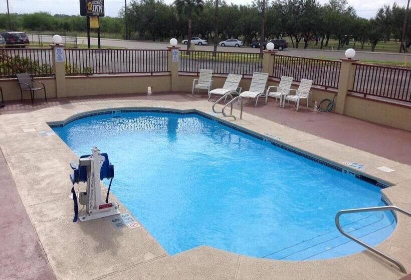 מוטל Deluxe Inn Airport