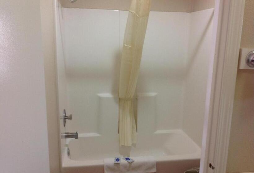 מוטל Deluxe Inn Airport