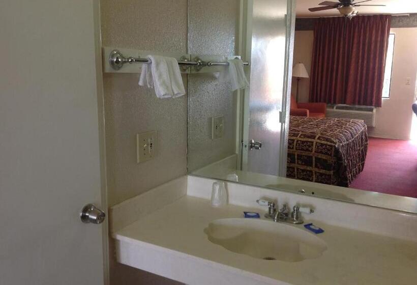 מוטל Deluxe Inn Airport