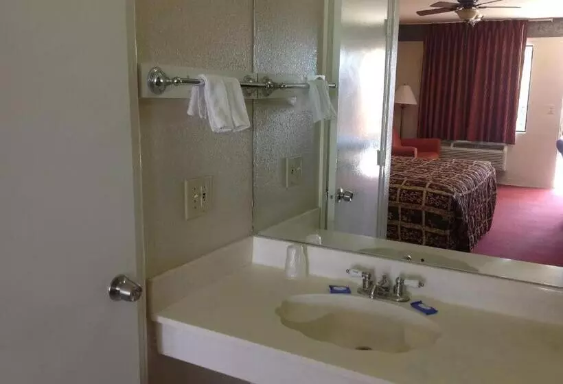 汽车旅馆 Deluxe Inn Airport