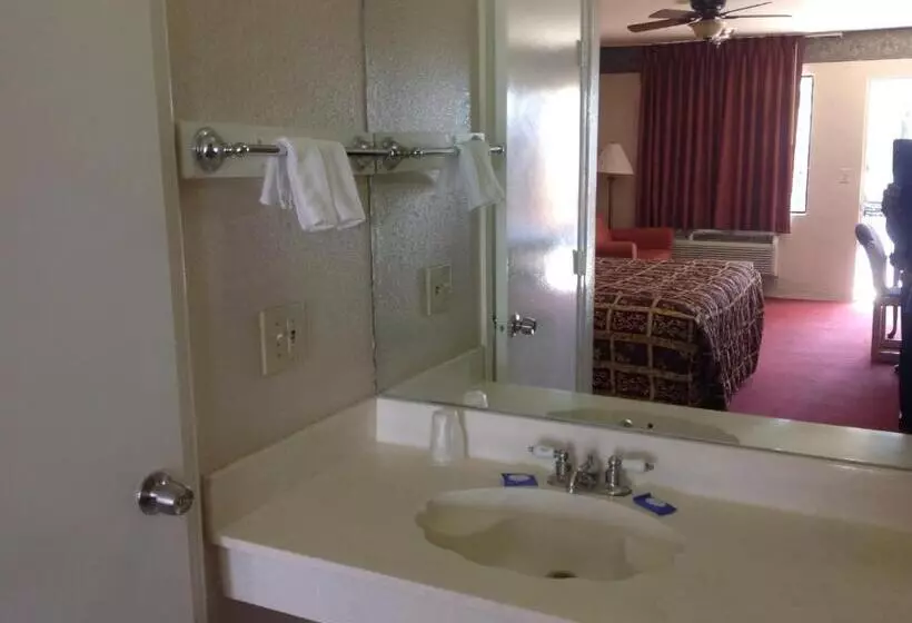 汽车旅馆 Deluxe Inn Airport