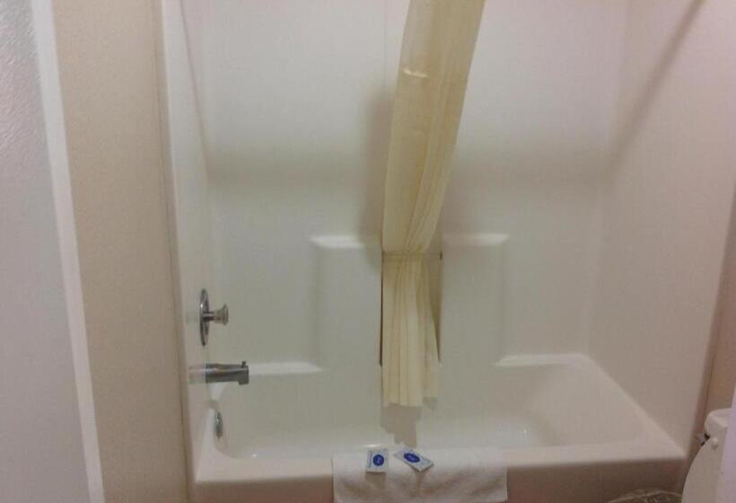 מוטל Deluxe Inn Airport