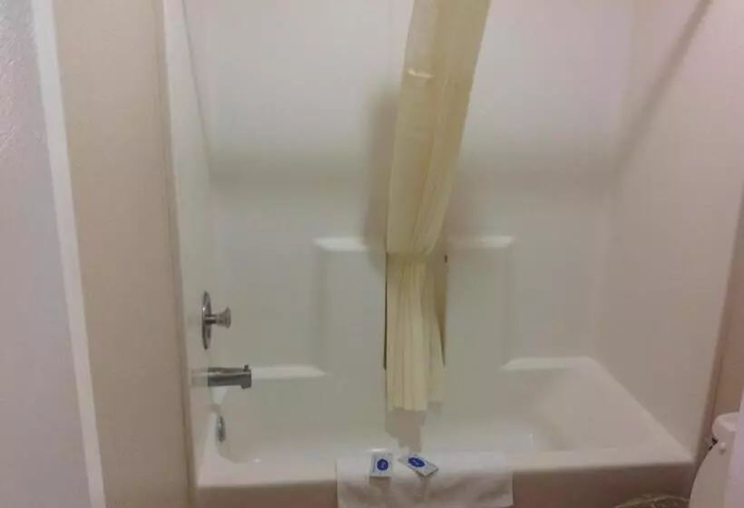 汽车旅馆 Deluxe Inn Airport