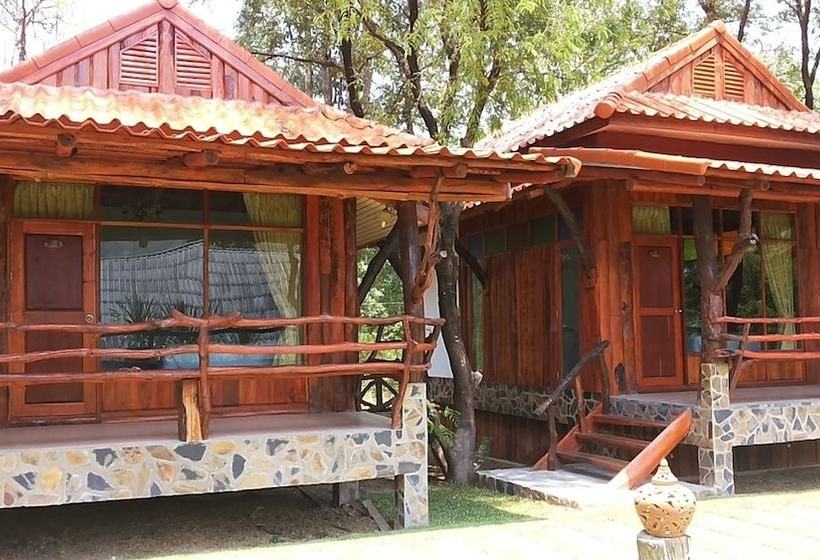 펜션 Tamarind Home Resort Kanchanaburi