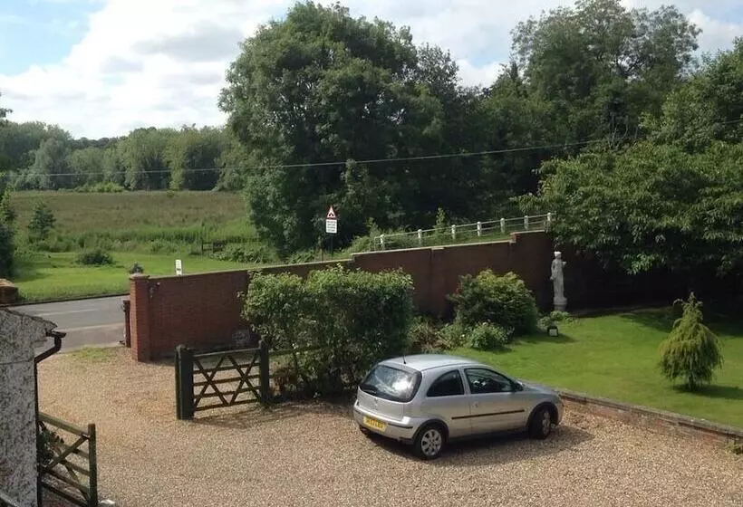 تختخواب و صبحانه The Bridge Guest House