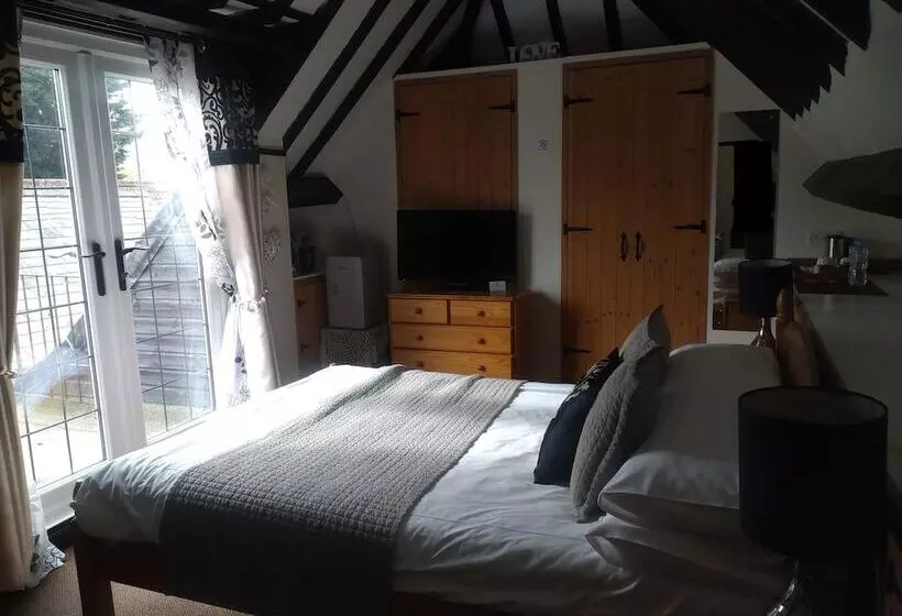 تختخواب و صبحانه The Bridge Guest House