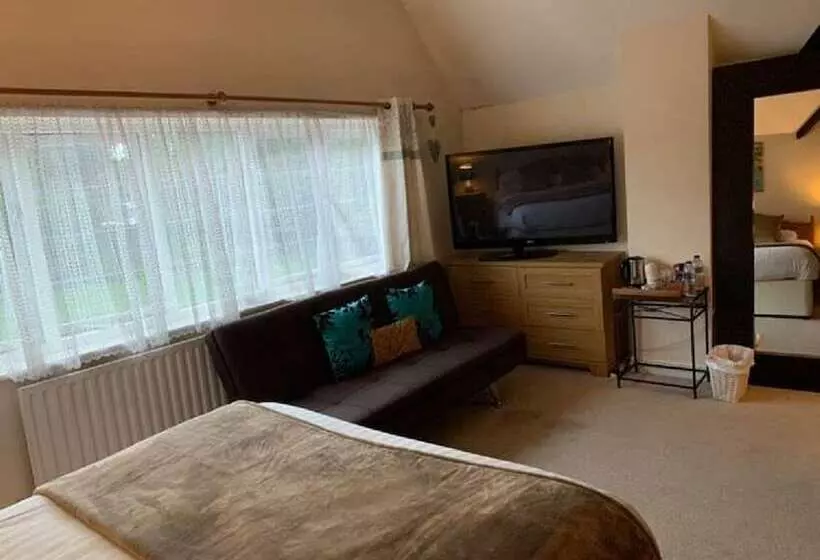 تختخواب و صبحانه The Bridge Guest House