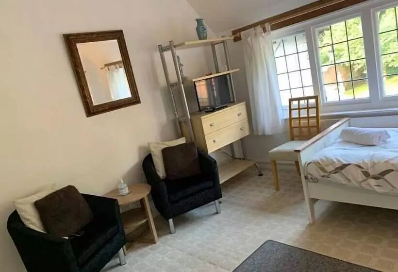 تختخواب و صبحانه The Bridge Guest House