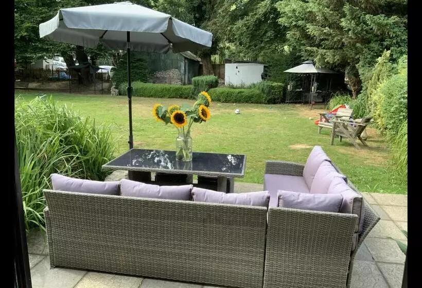 تختخواب و صبحانه The Bridge Guest House