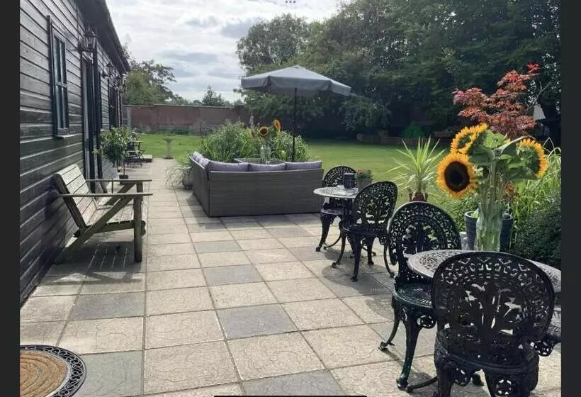 تختخواب و صبحانه The Bridge Guest House