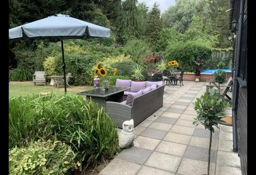 تختخواب و صبحانه The Bridge Guest House