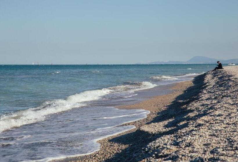 בית מלון כפרי Ambassador