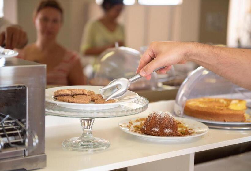 בית מלון כפרי Ambassador