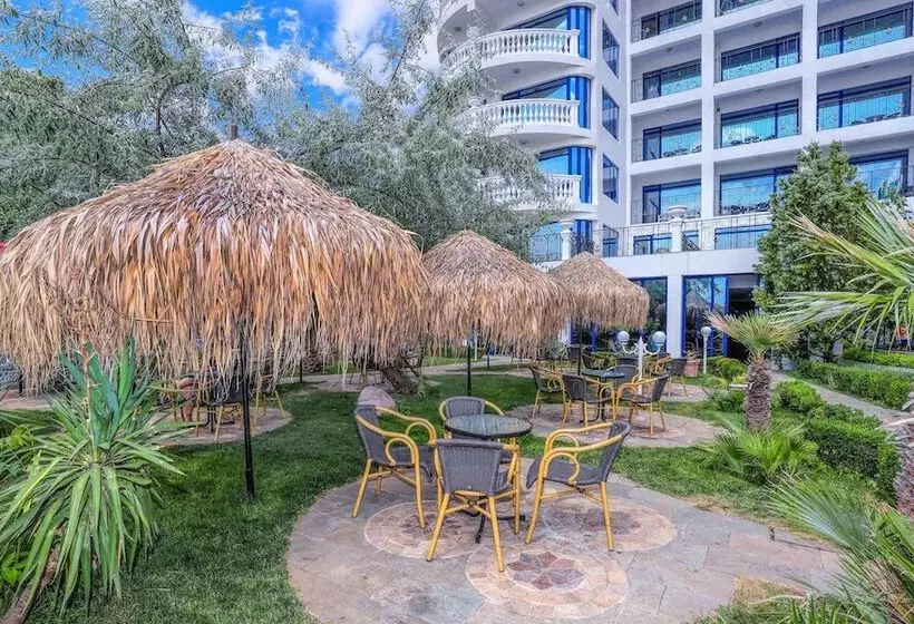 Отель Chaika Beach Resort