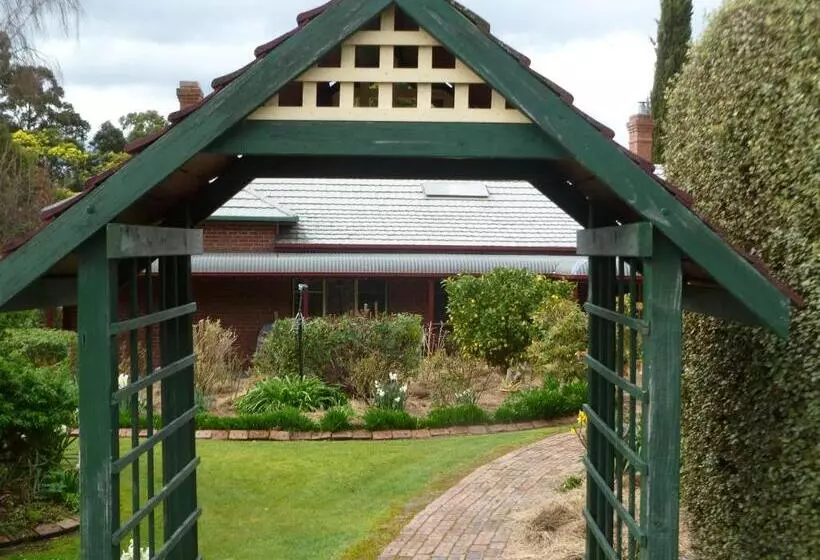 Отель Donalea Bed And Breakfast & Riverview Apartment