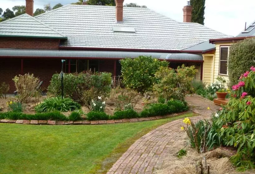 Отель Donalea Bed And Breakfast & Riverview Apartment