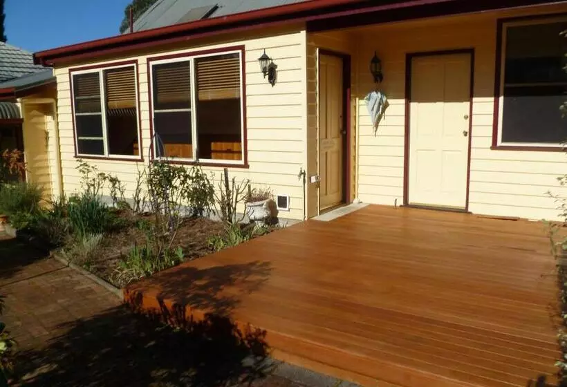 Отель Donalea Bed And Breakfast & Riverview Apartment