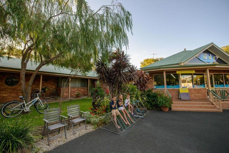 Отель Mandalay Holiday Resort And Tourist Park