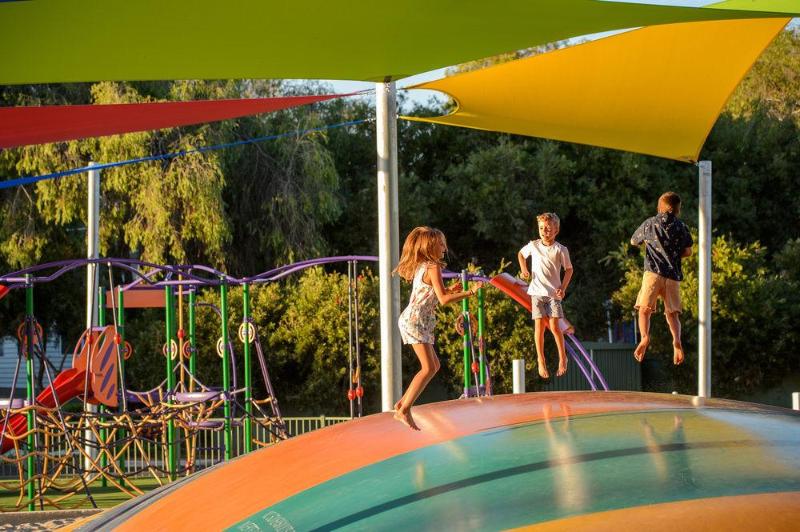 Отель Mandalay Holiday Resort And Tourist Park