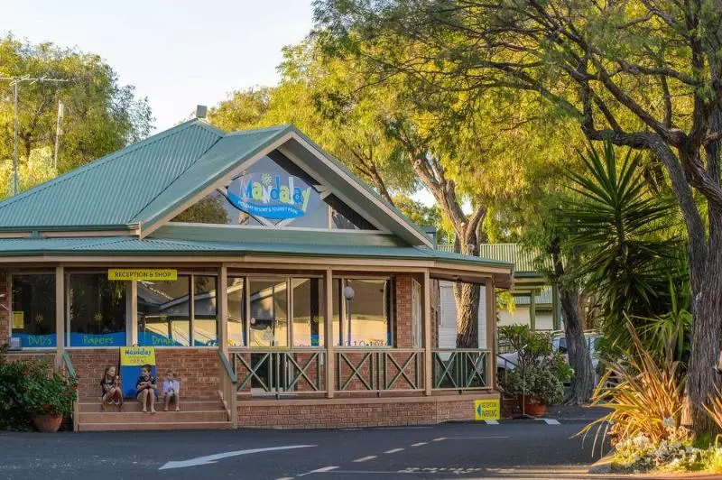 Отель Mandalay Holiday Resort And Tourist Park