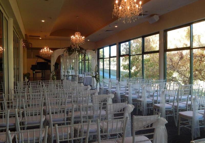 בית מלון כפרי Sfera's Park Suites & Convention Centre