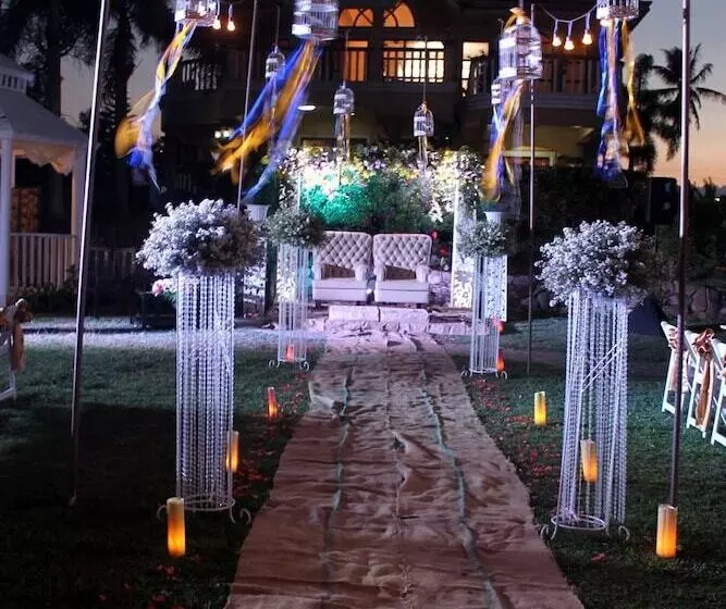 The Q Hotel & Restaurant