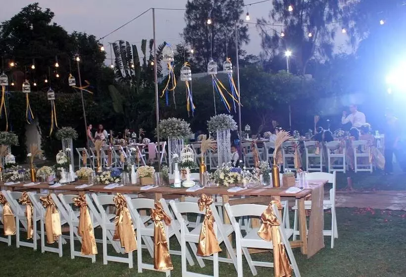 The Q Hotel & Restaurant