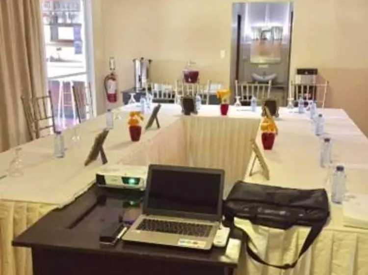 The Q Hotel & Restaurant