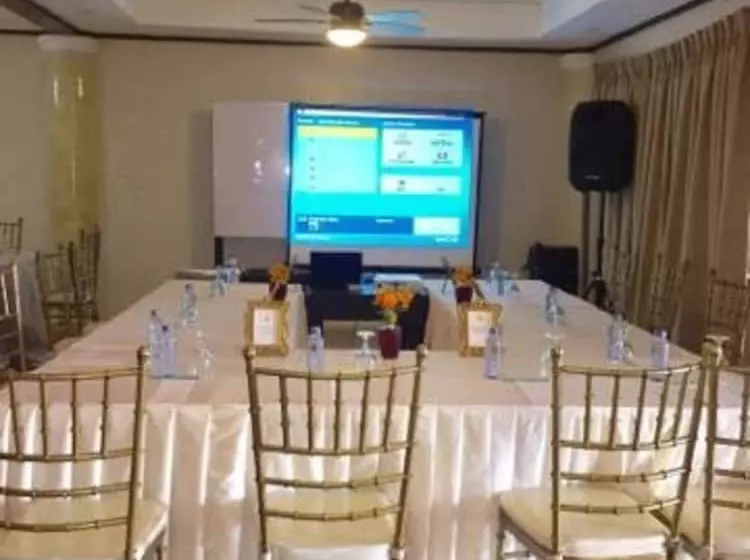 The Q Hotel & Restaurant