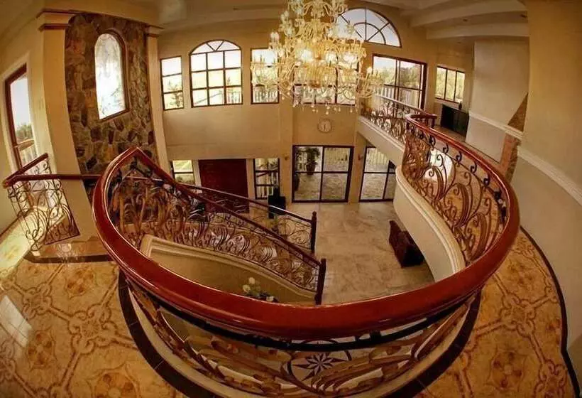 The Q Hotel & Restaurant