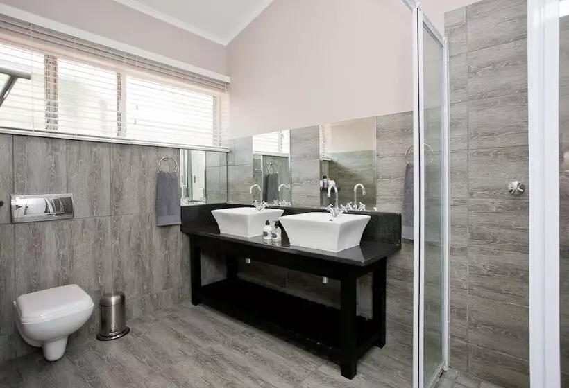 پانسیون Miles B&b Guest House