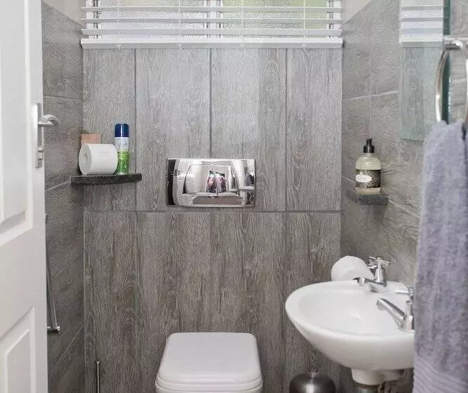 پانسیون Miles B&b Guest House