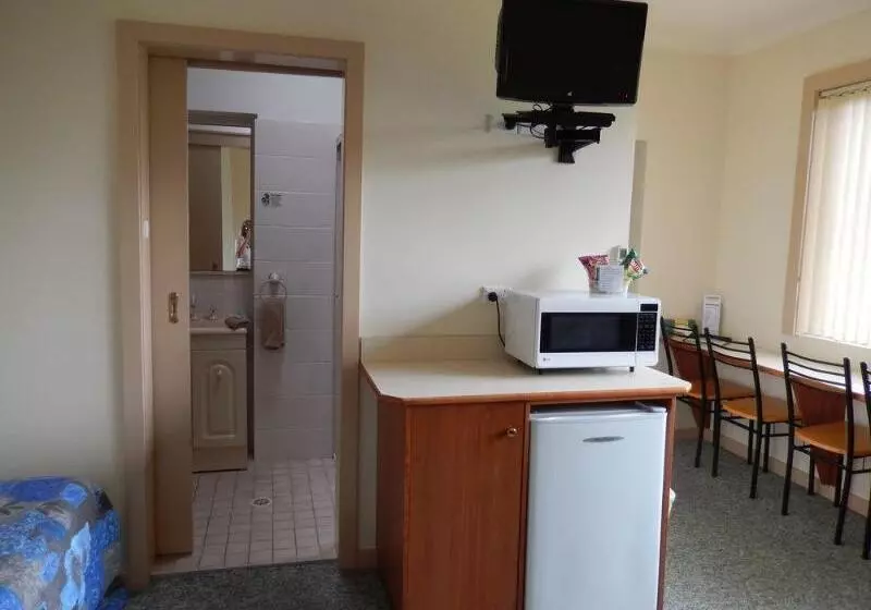 The Pioneer Way Motel