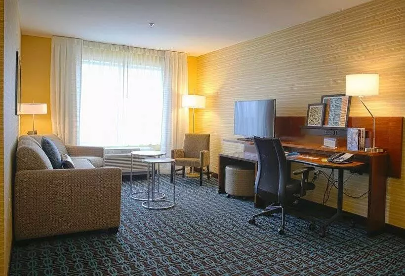Отель Fairfield Inn & Suites By Marriott Madison Verona