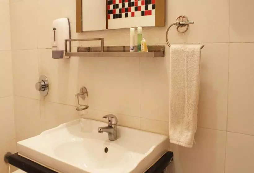 Collection O 2356 Hotel Gian Residency