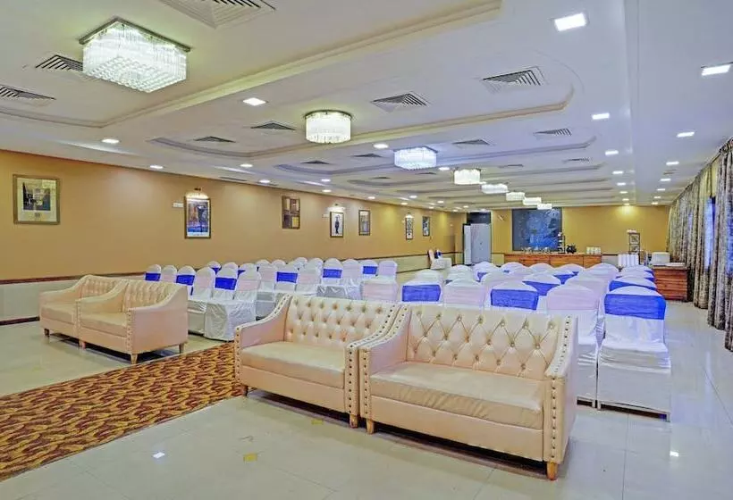 Hotelli Treebo De Grandeur Anand Nagar