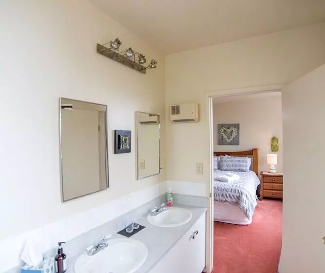 Oamaru House Bed And Breakfast