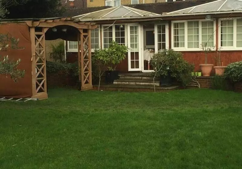 بنسيون Colnbrook Lodge Guest House