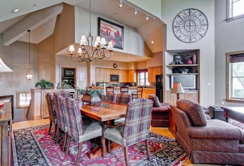 Villa Montane By East West Hospitality