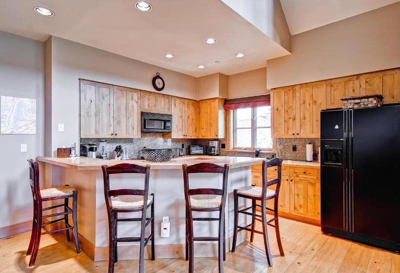 Villa Montane By East West Hospitality