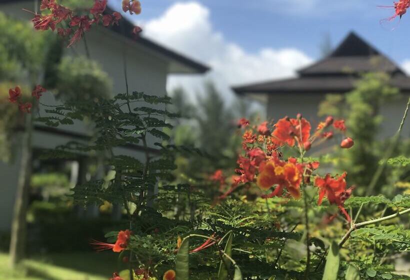 호텔 The Hip Resort @ Khao Lak