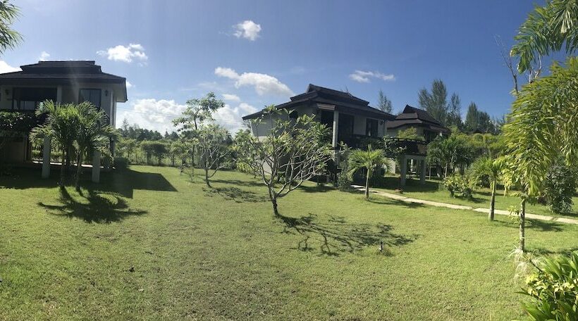 호텔 The Hip Resort @ Khao Lak