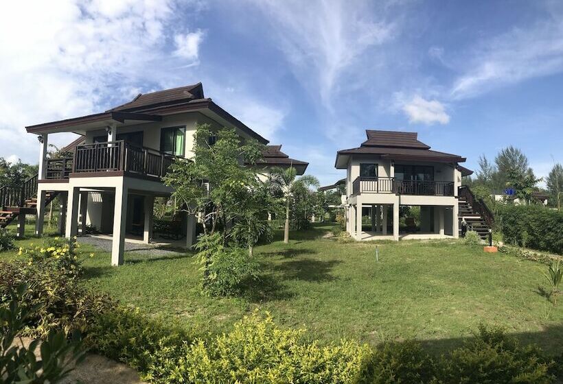 호텔 The Hip Resort @ Khao Lak