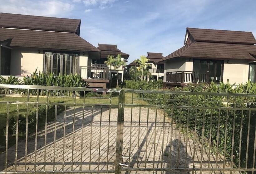 호텔 The Hip Resort @ Khao Lak