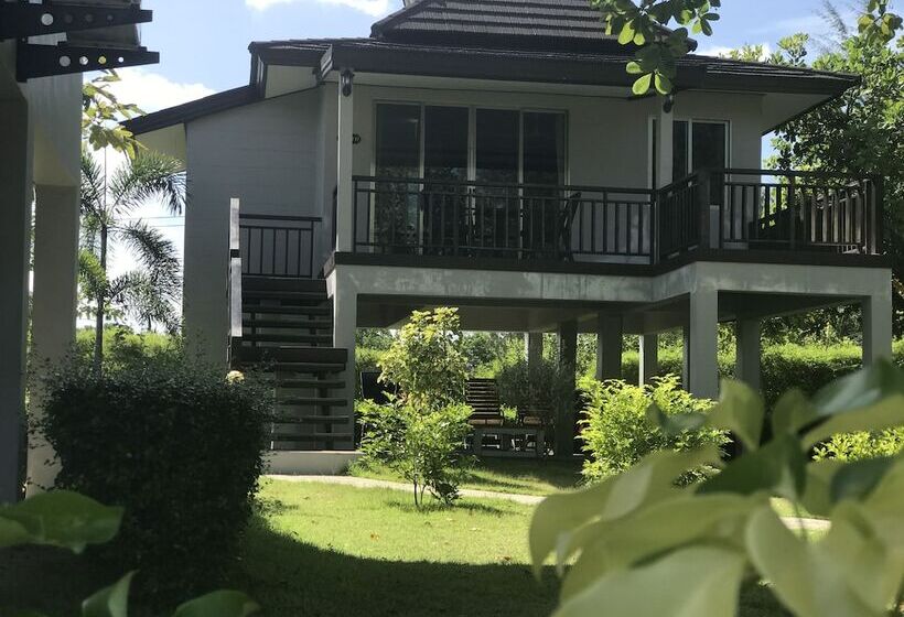 호텔 The Hip Resort @ Khao Lak